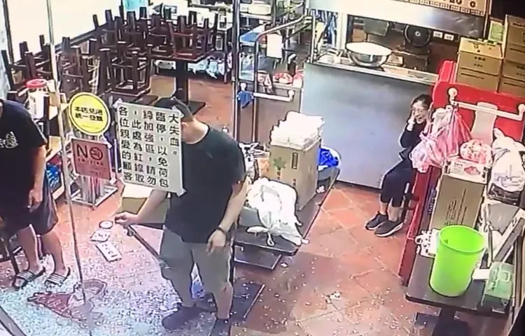 施男的老婆被突如其來的巨響嚇到摀住耳朵。民眾提供