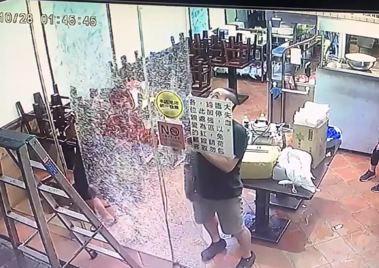 玻璃門突然產生變化，令人↑措手不及。民眾提共