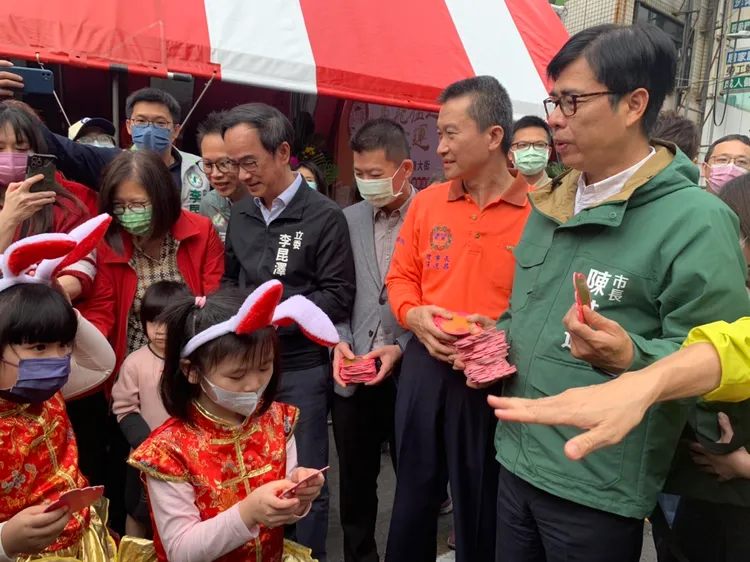 高雄市長陳其邁今在三鳳中街發放「兔年開運小紅包」。吳慧芬攝