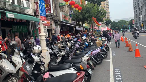 邁邁市長首發紅包! 三鳳中街逾千公尺人龍搶排