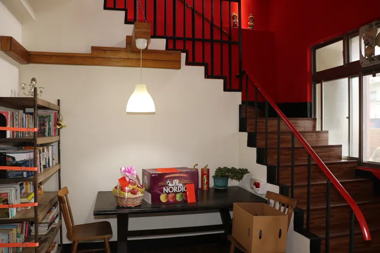 觀照園重新整修及粉刷，還有書架擺書和雜誌供街友閱讀。新北市社會局提供