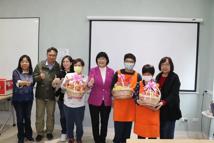張錦麗代表市長侯友宜致贈加菜金和蘋果給林口社宅小作所機構和學員。新北市社會局提供