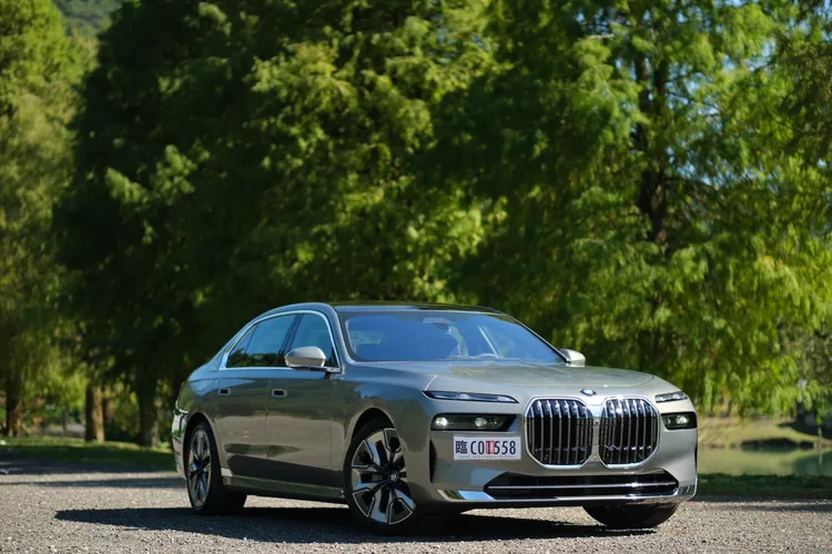 新7車頭扮相氣場強大。陳志淵攝