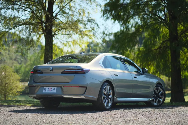 車尾仍保持BMW一貫的俐落姿態。陳志淵攝