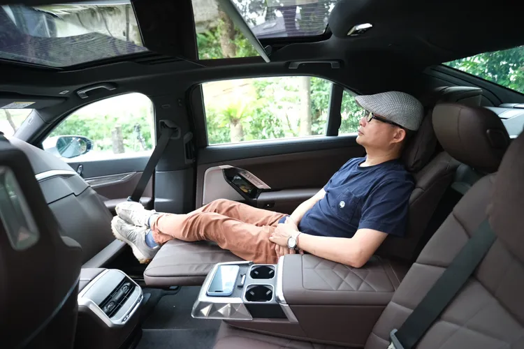 實際乘坐後座，感受猶如置身飛機頭等艙般享受。陳志淵攝