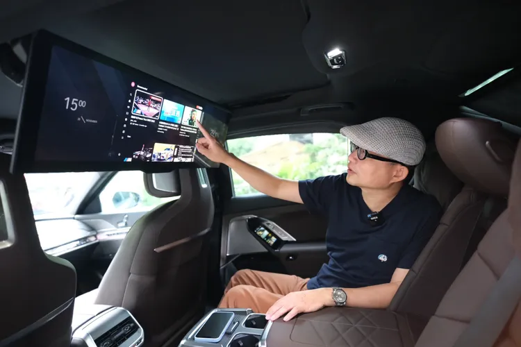 買家可選配擁有高達8K畫質的31.3吋BMW懸浮式劇院螢幕。陳志淵攝