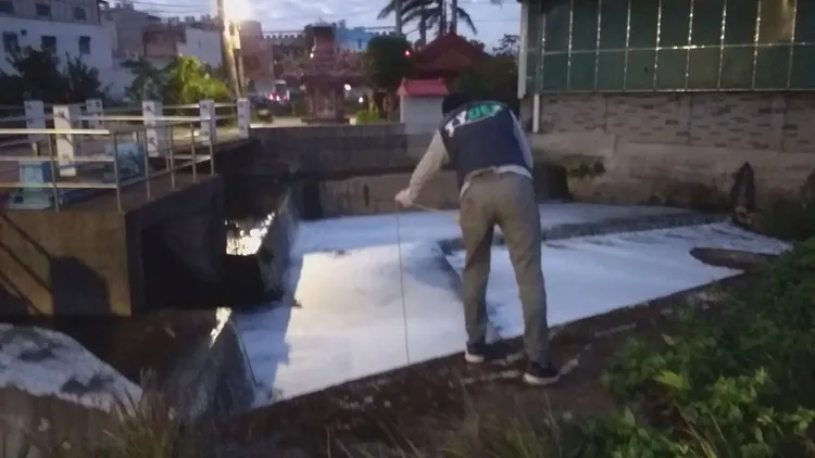 環保局派員採檢。環保局提供