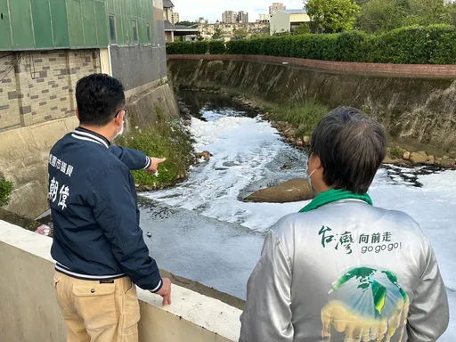 桃園八德霄里分渠冒泡宛如雪 民代目睹通報環保局稽查開罰