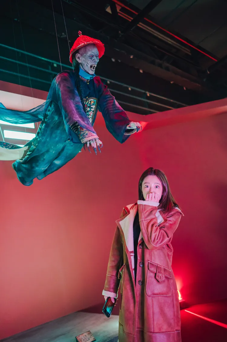 黃薇渟壯膽逛展。寬宏提供