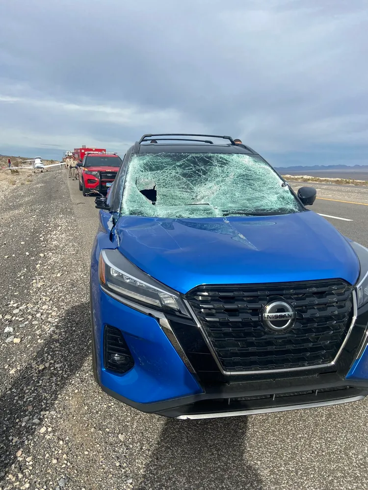 被機翼擦撞到的休旅車停在路肩。翻攝推特