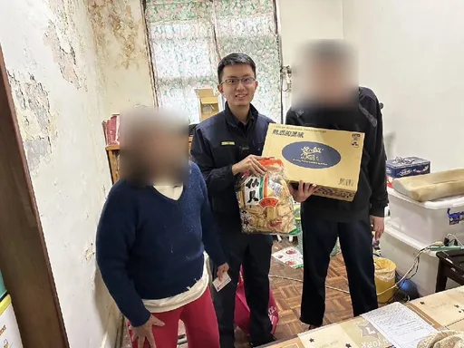 兒中風、孫女車禍過世!8旬老婦生活困頓 警送物資關懷送暖