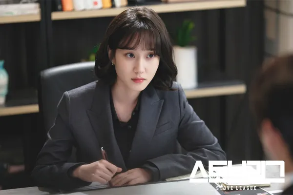 朴恩斌在《金牌救援》演棒球隊的營運組長。翻攝SBS