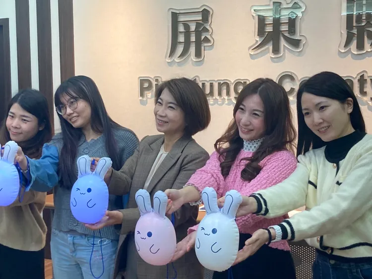 閃著五顏六色的光光兔，等著你來索取。陳宏銘攝