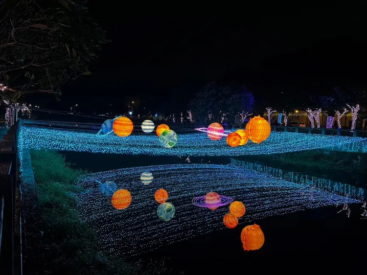 萬年溪燈區燈飾之一。屏東縣政府提供