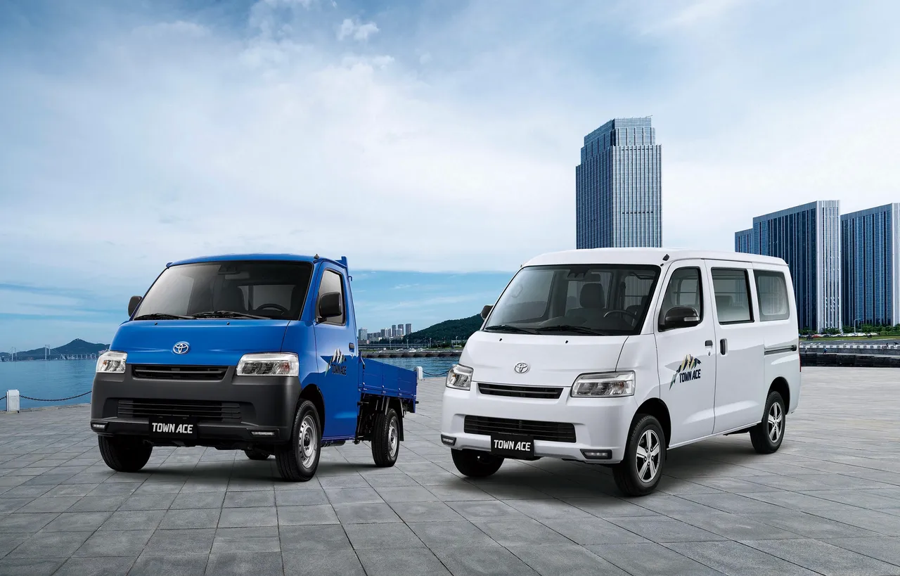 Toyota于2022年2月全新导入的发财王牌Town Ace货斗车(左)，全年累积登录亦有9870台。原厂照片