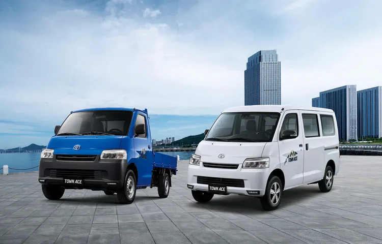 Toyota於2022年2月全新導入的發財王牌Town Ace貨斗車(左)，全年累積登錄亦有9870台。原廠照片