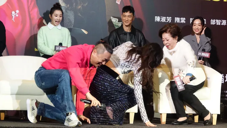 邰智源（左起）、隋棠向陳淑芳下跪行禮。張哲鳴攝