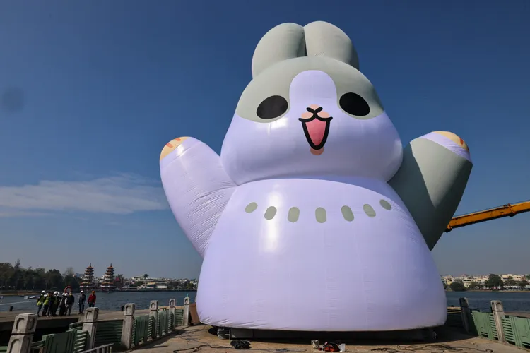 「ㄇㄚˊ幾兔」巨型可愛充氣裝置，是今年高雄蓮潭燈會主燈。高市府提供