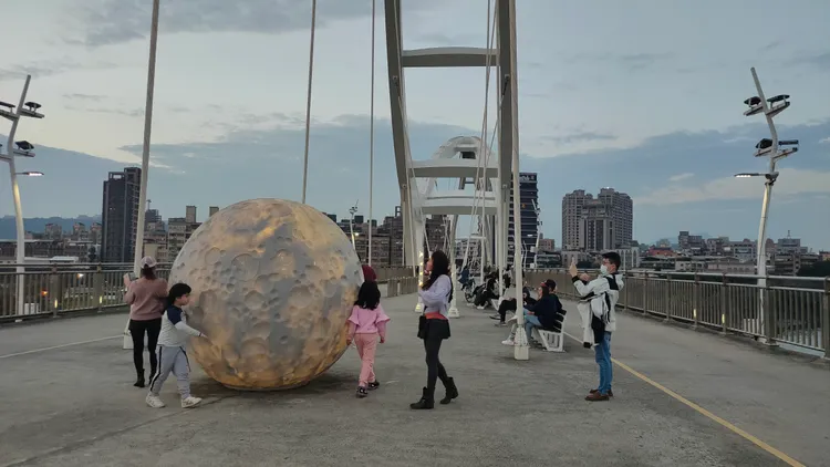 白天遊客根巨型月亮合照。莊淇鈞攝