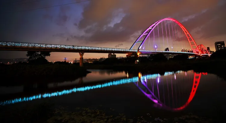 日落後的新月橋。新北市府提供