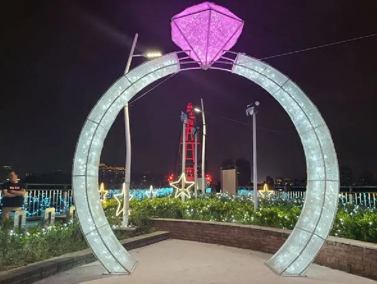 超過1層樓高的鑽戒裝置藝術夜晚風貌。新北市府提供
