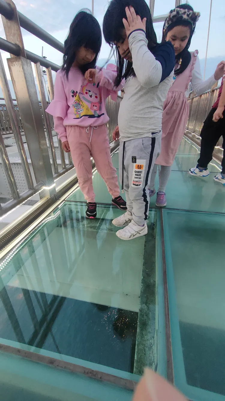 透明橋面板的天空步道。莊淇鈞攝