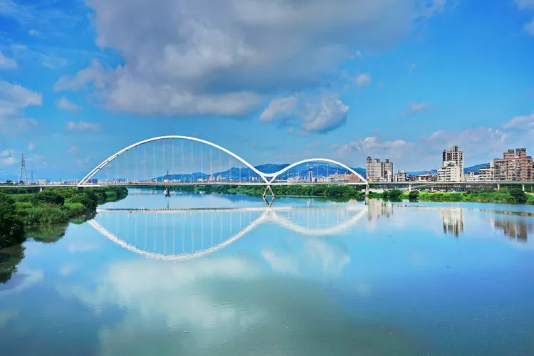 白天的新月橋。新北市府提供