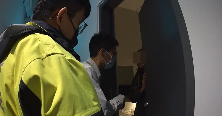 警方找到誤拿陳女背包的外籍旅客。中壢警分局提供