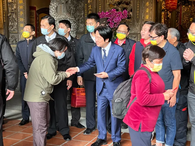 賴清德在台中市北區賴厝廍元保宮發福袋。鮮明攝