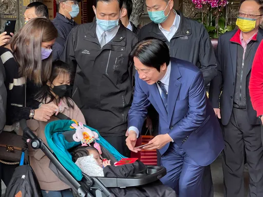 賴清德連跑中投6家廟宇發福袋 盼學習兔子機智謹慎度過難關