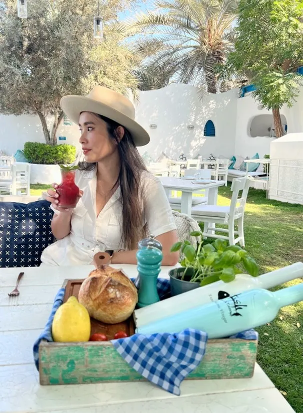 阿聯酋航空台灣空服員Anya推薦旅客至鮮魚海灘小館（Fish Beach Taverna）用餐，純白的建築及鵝卵石。照片由Ethan與Anya提供