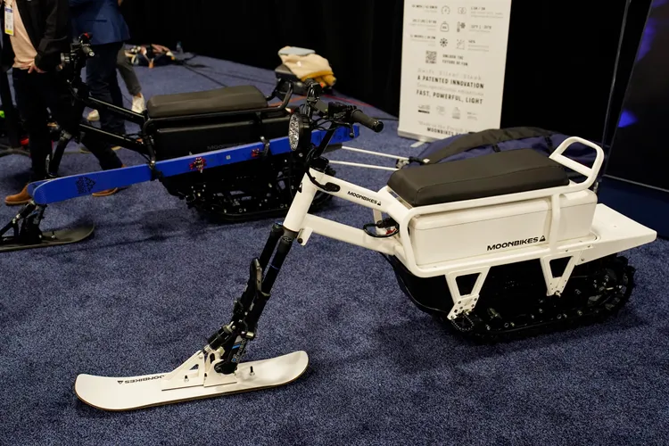 電動雪地自行車。美聯社