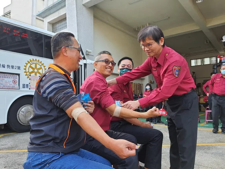 消防猛男捐血。新竹縣消防局提供