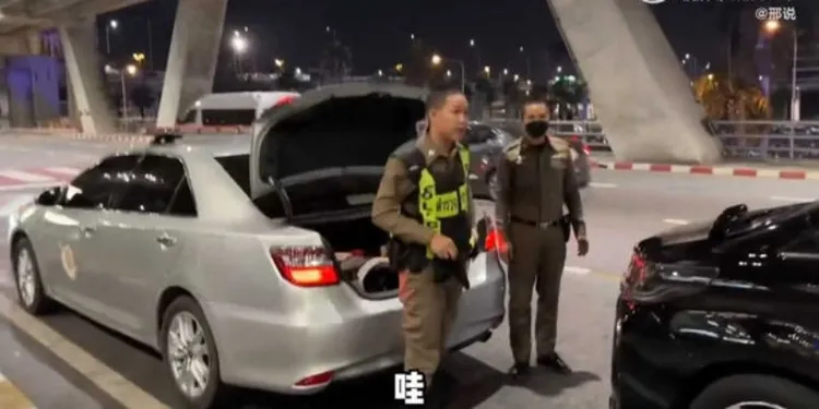 警車開道行情是一輛警車泰幣7000元（約台幣6920元）、警用重機則是泰幣6000元（約台幣5932）元。翻攝微博/「臭蛋」