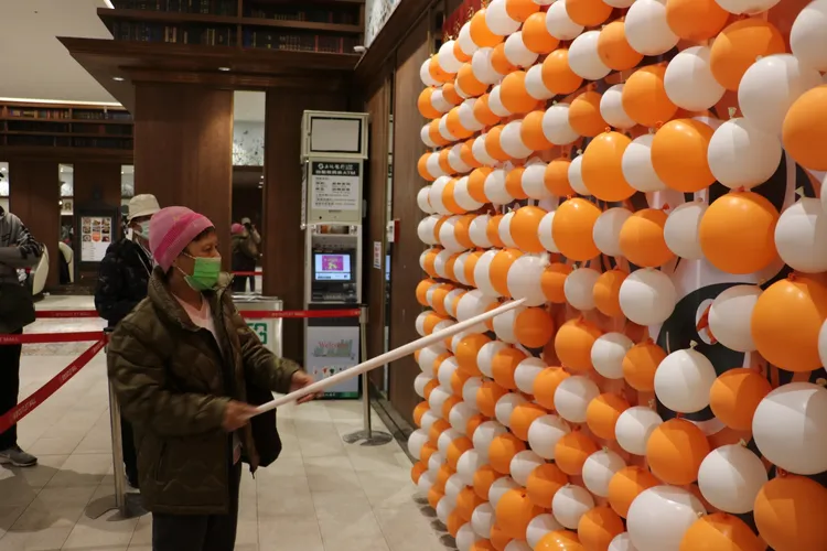 麗寶OUTLET在新春推出戳戳樂活動，只花一百元就有機會抽中萬元精品好禮。麗寶提供