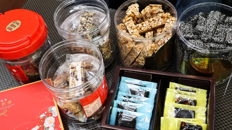 「雄大尾烘焙坊」的點心（右下）也是伴手禮不錯選擇。莊宗達攝