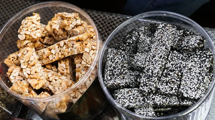 花生糖（左）與芝麻糖（右）好吃又不黏牙。莊宗達攝