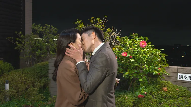 曾子益跟老婆說，劇中親別人幾次，見面就要加倍親回來。民視提供