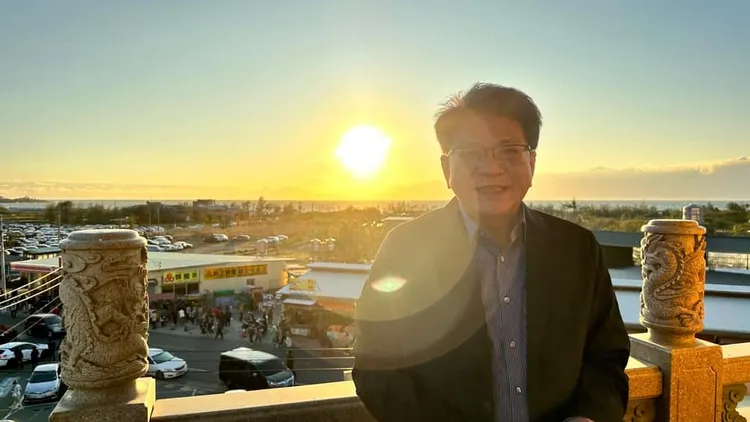 潘孟安在臉書指2023年要當老編，向各界行銷屏東的好，圖中潘孟安的姪子為他拍下在屏東車城照。翻攝潘孟安臉書