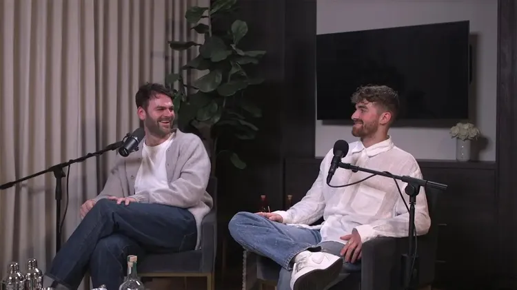 安德魯（右）與艾力克斯合組電音團體「老菸槍雙人組」，享有高人氣。翻攝twitter