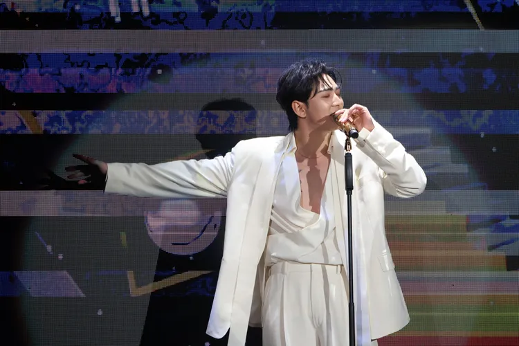 白虎演唱時，健壯胸膛若隱若現。鄭孟晃攝