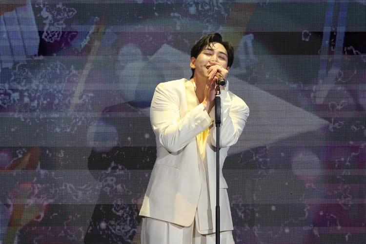 白虎沉醉在歌曲中。鄭孟晃攝