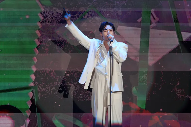 白虎大喊中文「新年快樂」拜晚年。鄭孟晃攝