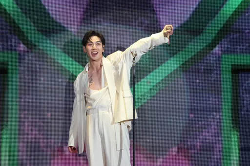 前NU'EST白虎新春襲台胸口大開 「台上DIY」高唱《永不失聯的愛》