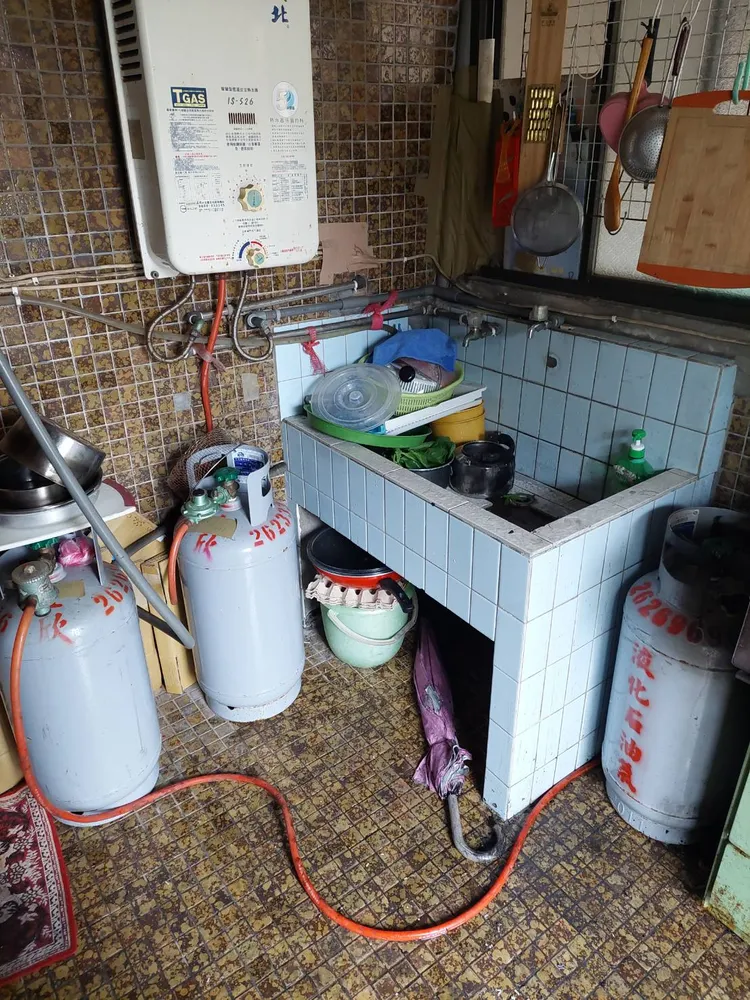 屋主在廚房內擺放多桶瓦斯。新北市消防局提供