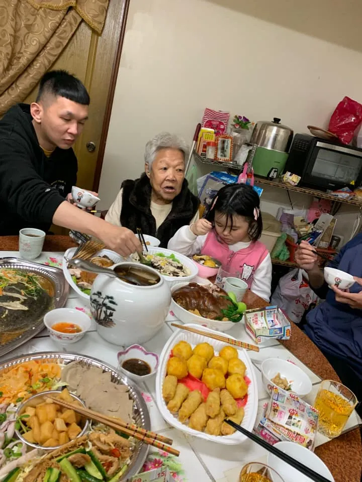 該文釣出阿嬤的孫子曝她「超反差」的一幕，其實也是對孫子很親切的阿嬤。翻攝自路上觀察學院臉書