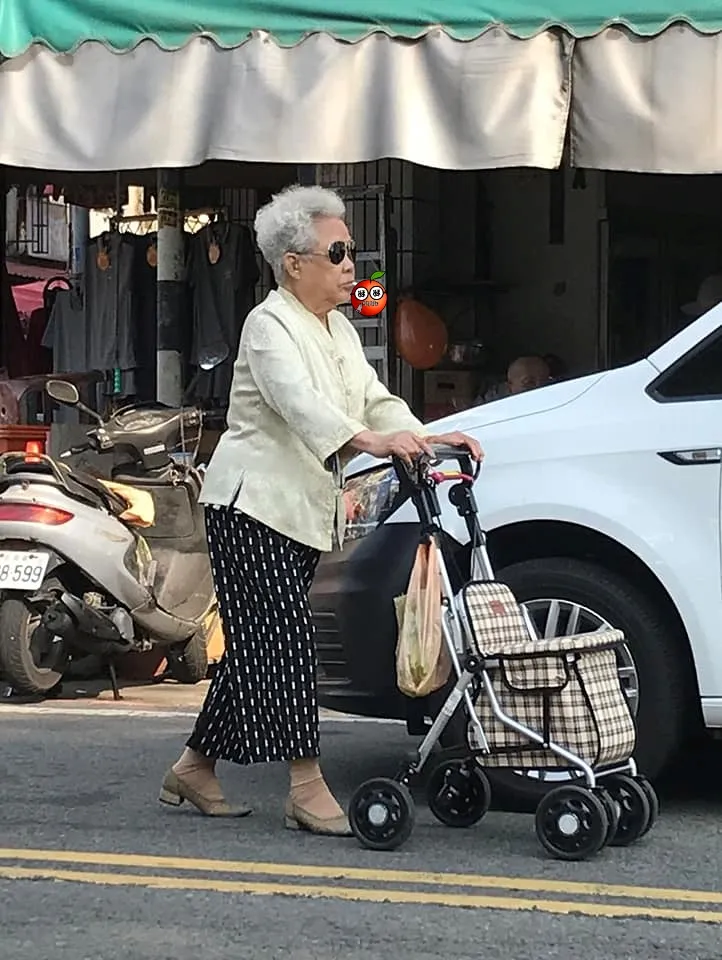 阿嬤走在路上霸氣十足。楊光照授權使用