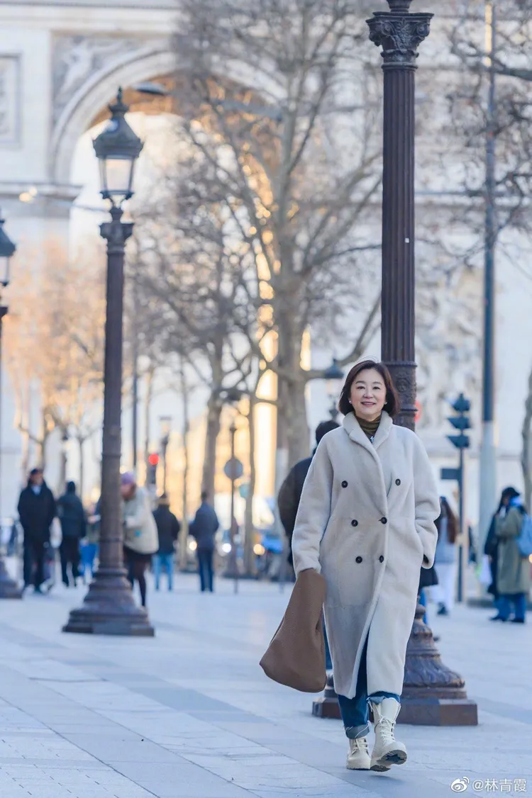 林青霞巴黎街拍美得像畫報。翻攝林青霞微博
