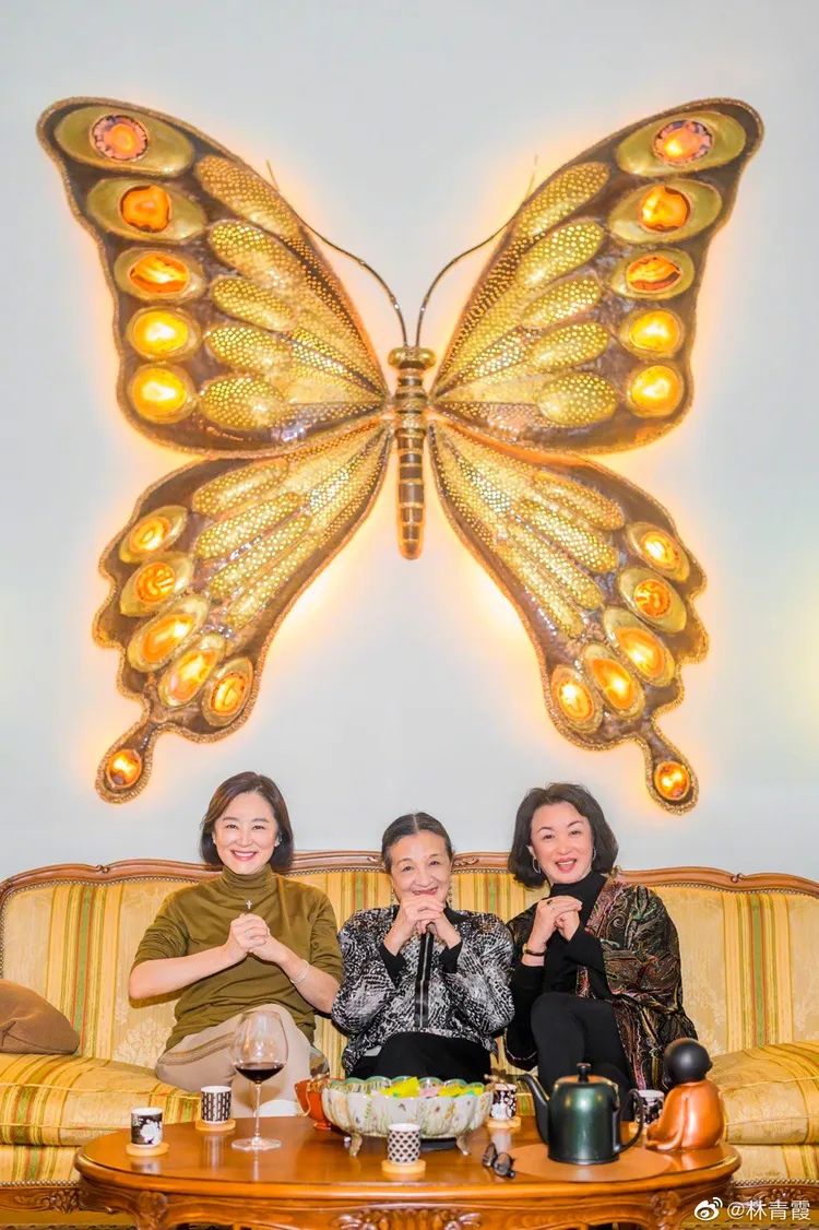 林青霞（左起）和江青、金星歡喜在巴黎相聚。翻攝林青霞微博