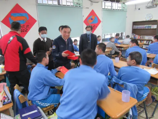 小年夜送溫暖 法務部長監所圍爐